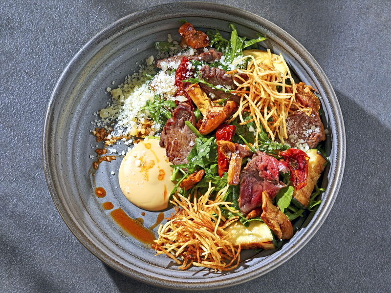 Теплый салат с говяжьей вырезкой и лисичками