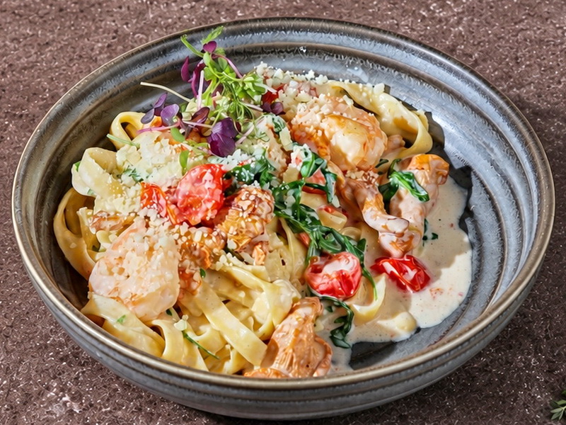 Паста с лисичками и креветкой