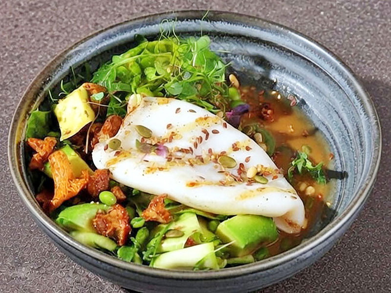 Зеленый салат с кальмаром и лисичками